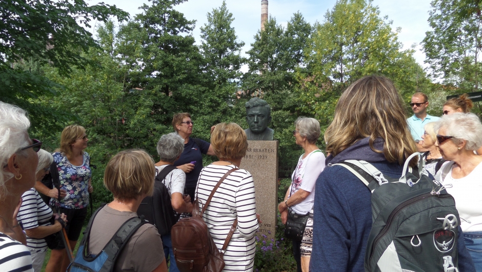 Ved statuen av Oskar Braaten