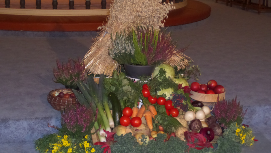 Høstens grøde. Kirsten Holter og flere står for dekorasjonen.