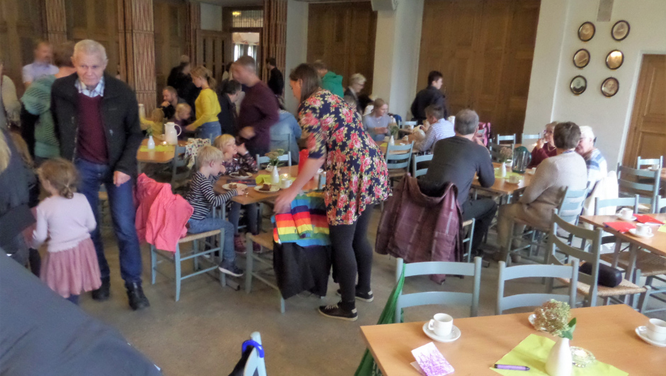 Små og store "strømmer" til kakebordet.