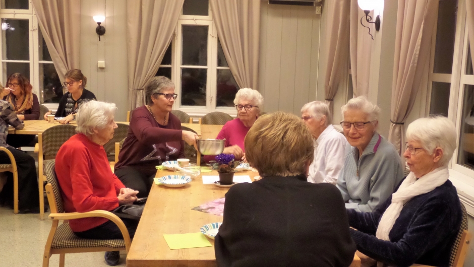 Bygdekvinner, Gerd, Anne-Grethe, Inger, Eva, Antonie, Grethe og Anne Lise med ryggen til