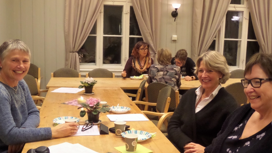 Det ble servert suppe og foccaciabrød, gulrotkake og kaffe. Kari, Tone og Anne Grethe koser seg med deilig mat.