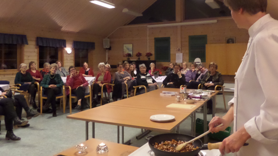 Konditor Elin Vatnar Nilsen lager brente mandler