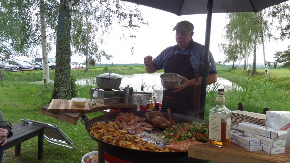 Kokk Stig Jacobsen fra Smart Fritid tilbredte et supergodt måltid til 25 damer.