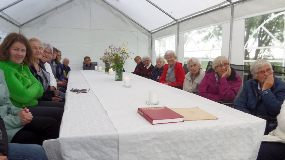 Håkon Gundersen forteller om Frogner gårds historie til lydhørt publikum