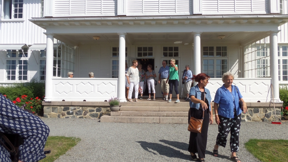 Mette og Kirsten i hagen på Staur gård