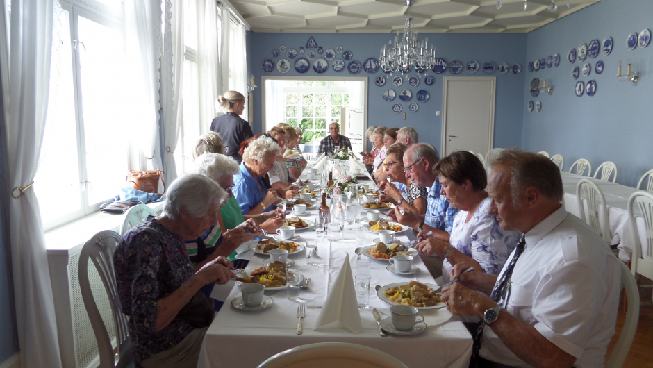 Middag i blå spisestue