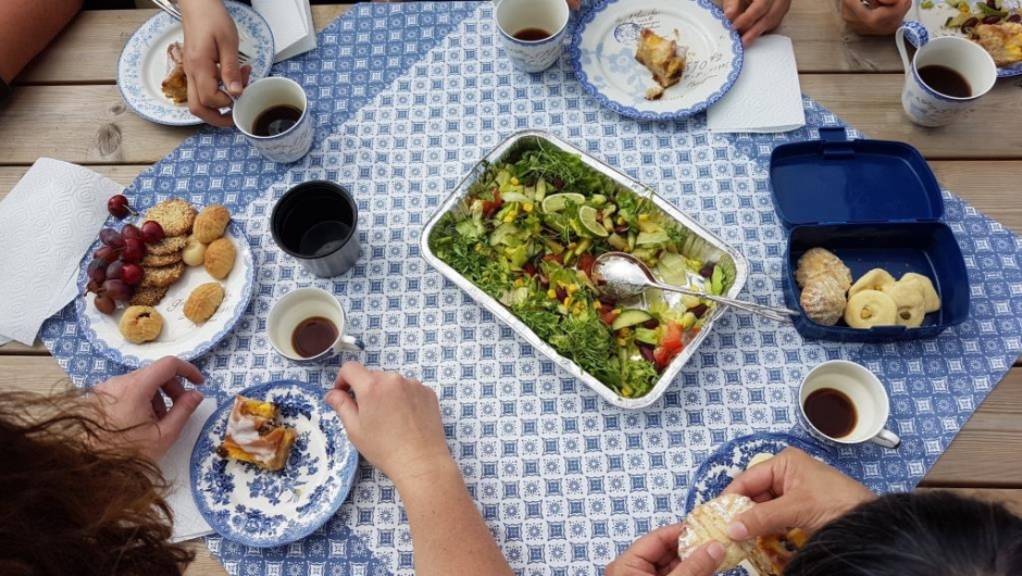 Servering både av salat med iransk krydderurt og syriske småkaker!