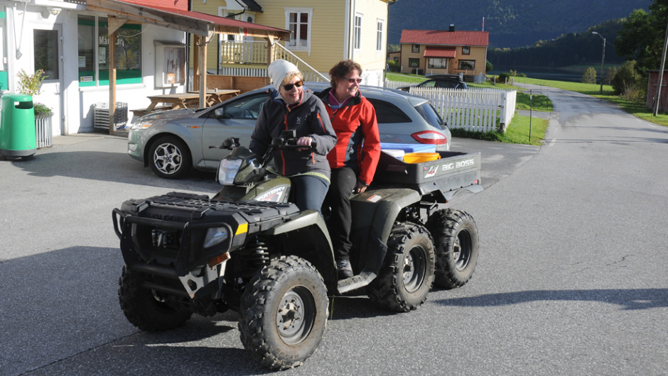 Damer på tur! ATV er kjekt til frakting