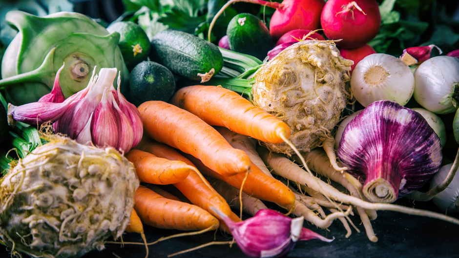 Vi må ta vare på og øke norsk matproduksjon. Forbrukerne må ha tilgang på variert, trygg og sikker mat. Vi må sørge for at barn og eldre får næringsrik og god mat. Foto: Shutterstock.