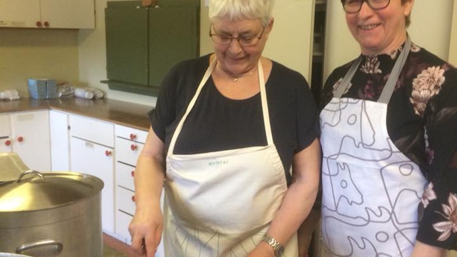 Sigrun Seime og Gudrun Hjelle i arbeid.