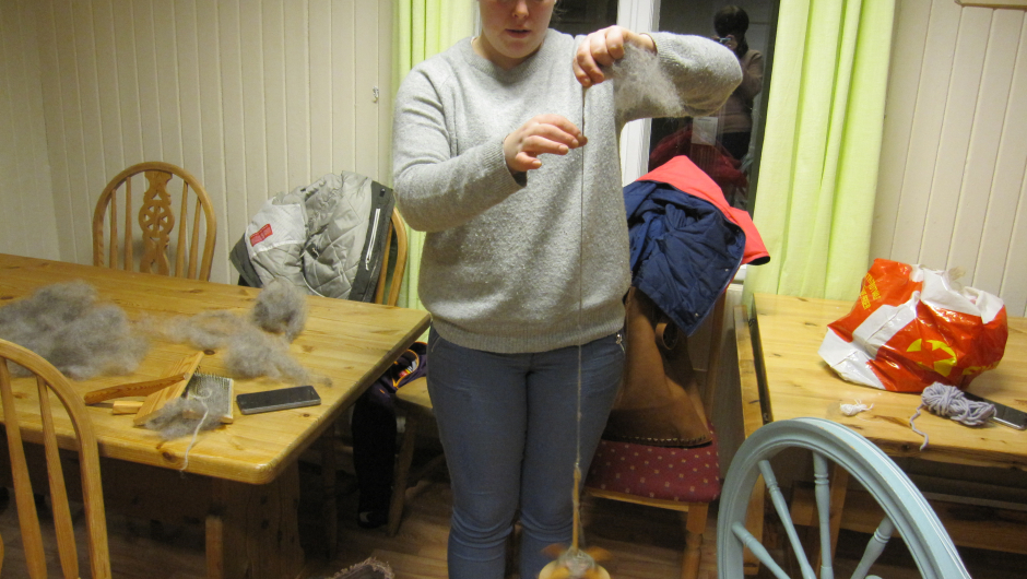 Silje demonstrerer handtein Silje demonstrerer handtein