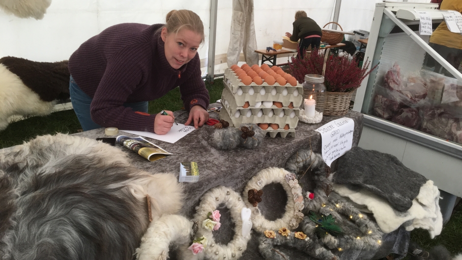 Silje er klar på sin stand fra Vestre Glende gård Silje fra Vestre Glende