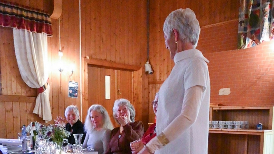 Siri Askerud stilte i konfirmasjonskjolen sin. Foto: Boel Kristin Støvern Iført egen konfirmasjonskjole