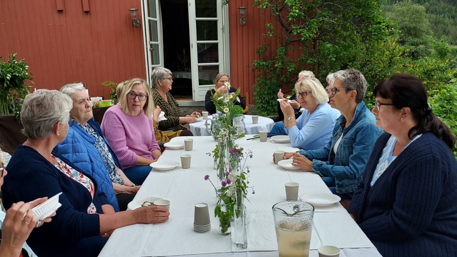 Damene samla ved langbordet