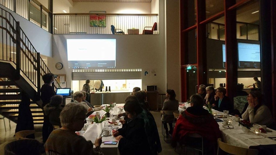 Line går gjennom hvordan man legger ut artikkel og arrangement på NBK sine nettsider. Foto Anette Liseter