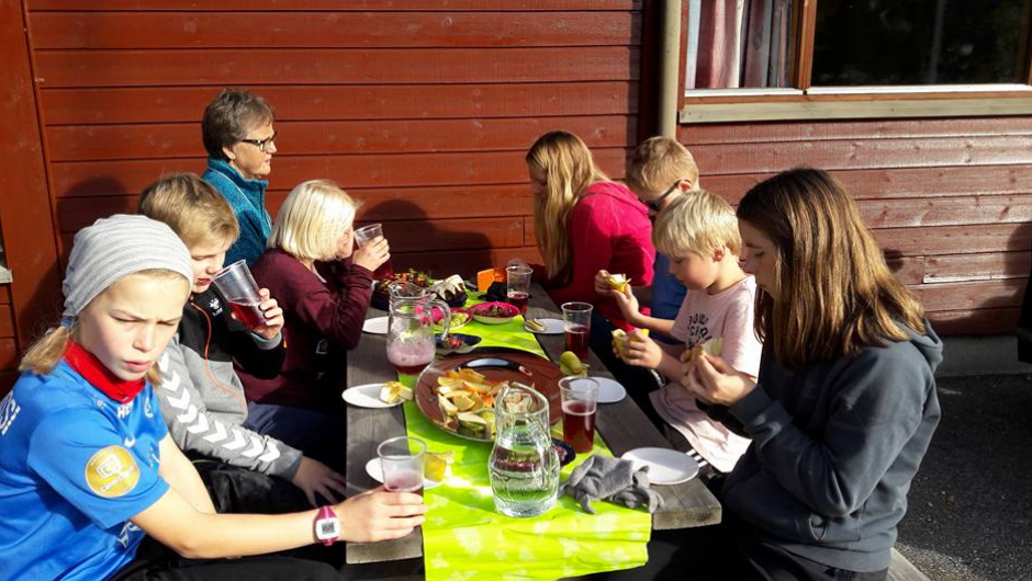 Pust i bakken med saft og frukt