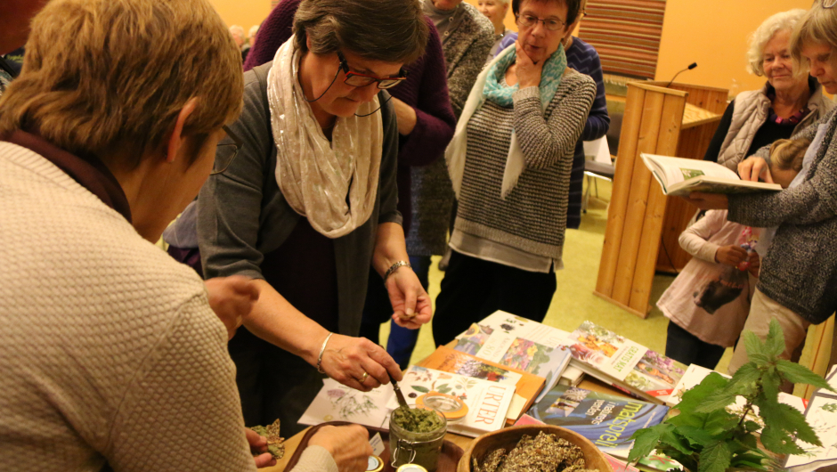 Smaksprøver ville vekster under årets Bygdestreif. Foto: Bjørg Strømme.