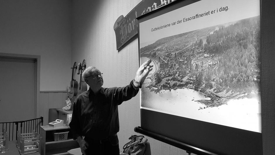 Arvid viser et oversiktsbilde over skogen og peker på der guttene holdt til Arvid viser et oversiktsbilde over skogen og peker på der guttene holdt til