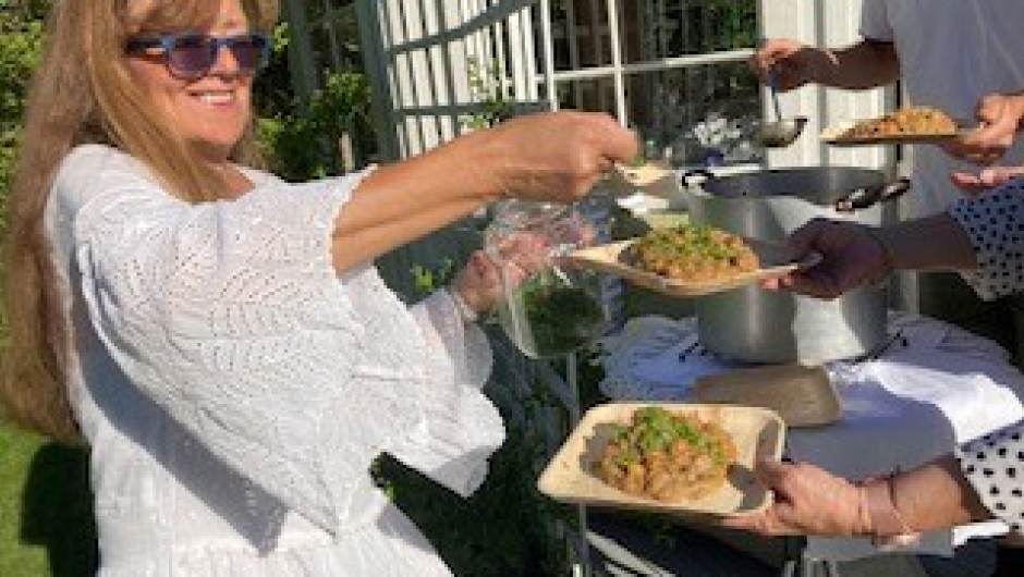 Bondens lapskaus servert av gårdens frue