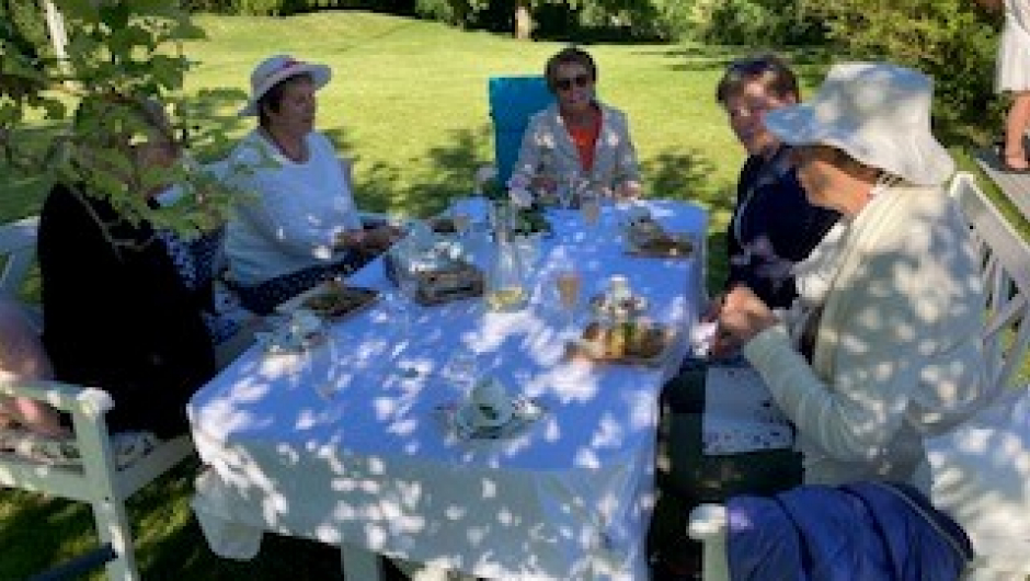 Fint å finne skygge under epletrærne