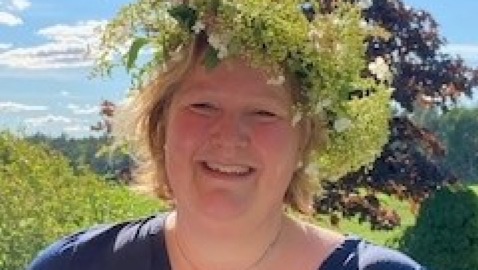 Henriette med hjemmelaget sommerkrans