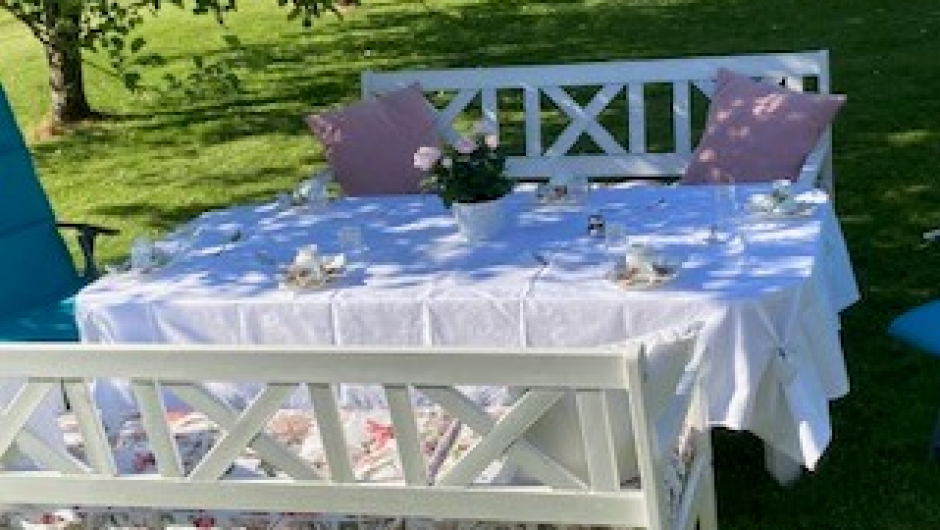 Det sto en benk i hagen....