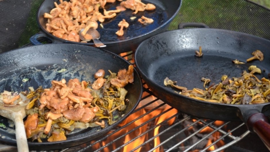 Alle får smake litt av dagens fangst