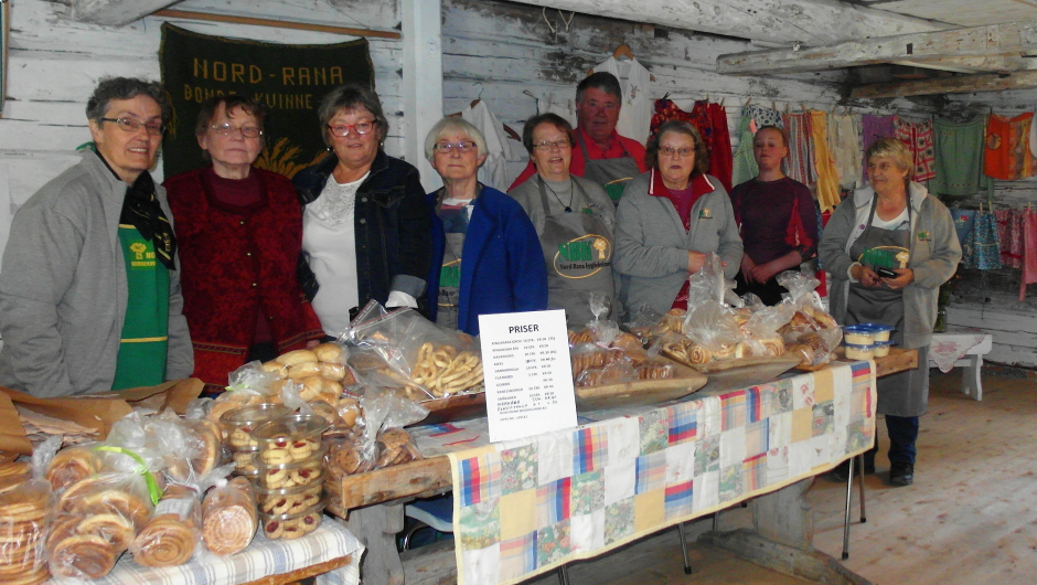 Gjengen på stand. fv Else, Bjørg, Vigdis HF, Elna, Ingvill, Birger; Snefrid, Vilde og inger Anne. Foto: Gerd Marit Sandhei Nord Rana Bygdekvinnelag, Stennesdagen, gjengen som deltar