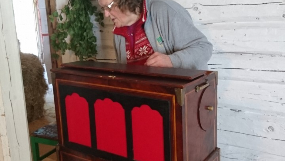 Snefrid drar i gang en slått på det gamle poitivet, inviterte til dans. Positiv, gammelt musikkinstrument, dans