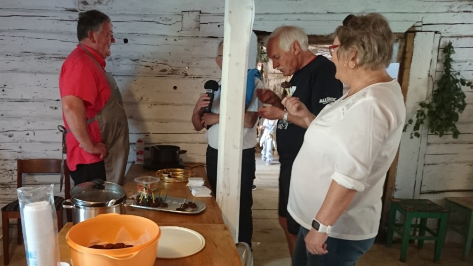 Utdeling av smaksprøver av Blodmat Blodmat, smaksprøver, utdeling