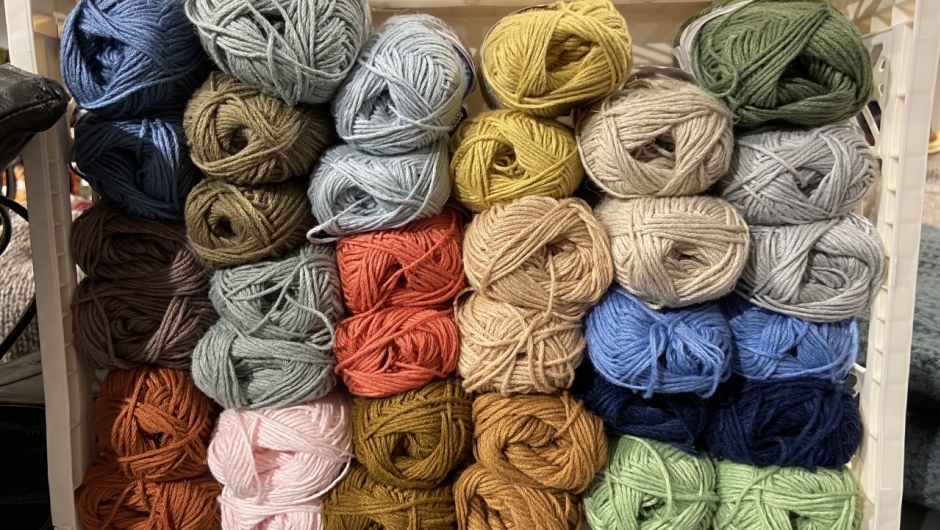 Garn i duse fargar. Foto: Bjørg Håland
