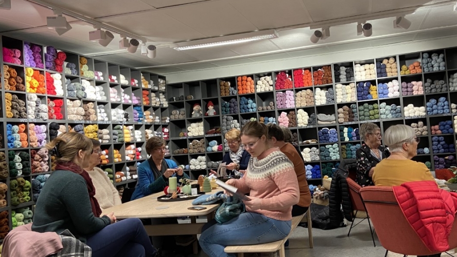 Ivrige bygdekvinner som likar å strikka. Foto Bjørg Håland