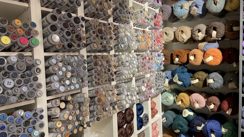 Stort utvalg av knappar. Foto: Bjørg Håland