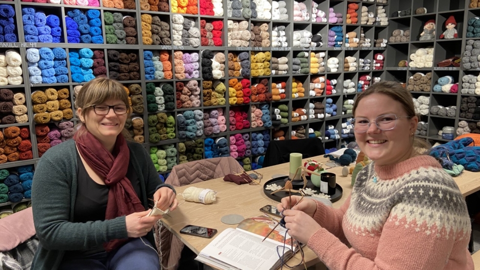 Kjekke unge damer som likar å strikka. Foto: Bjørg Håland