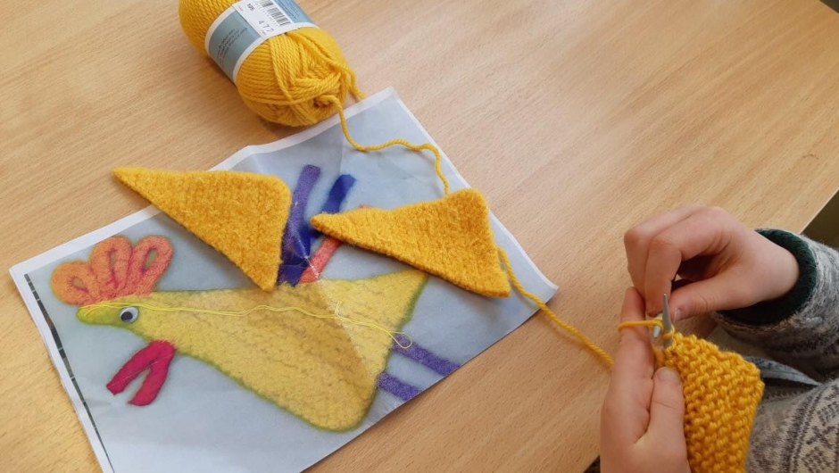 Strikkeopplæring på Efteløt skole Strikkeopplæring på Efteløt skole