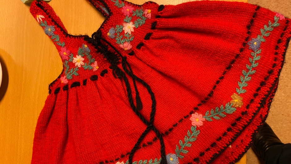 Strikket og brodert barnebunad fra 1990 tallet Strikket og brodert barnebunad fra 1990 tallet