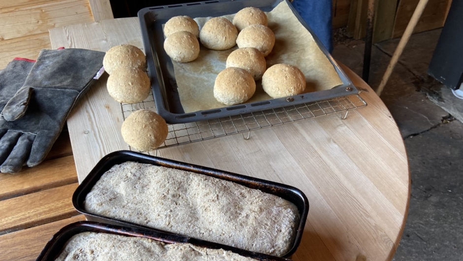 Brød og rundstykke klar til å stjast i ovnen. Foto: Bjørg Håland