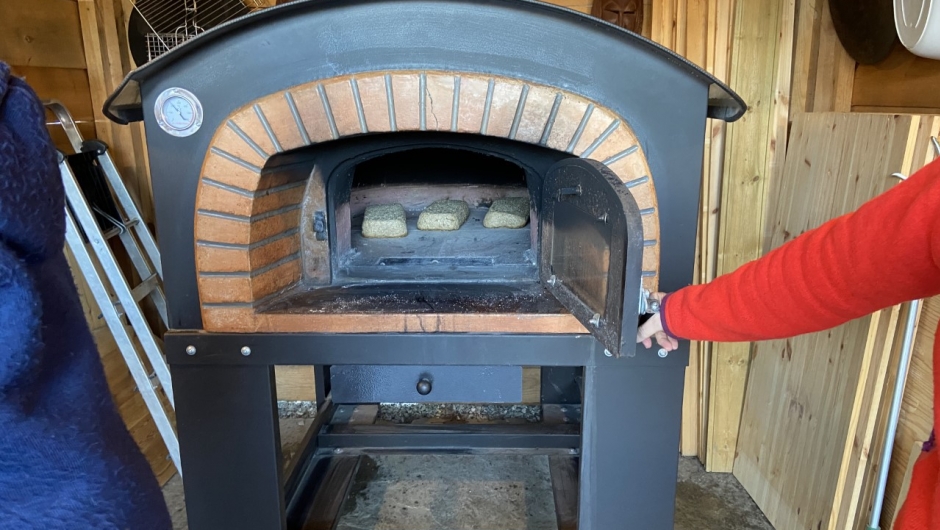 Der var brøda komt på plass i ovnen. Foto: Bjørg Håland