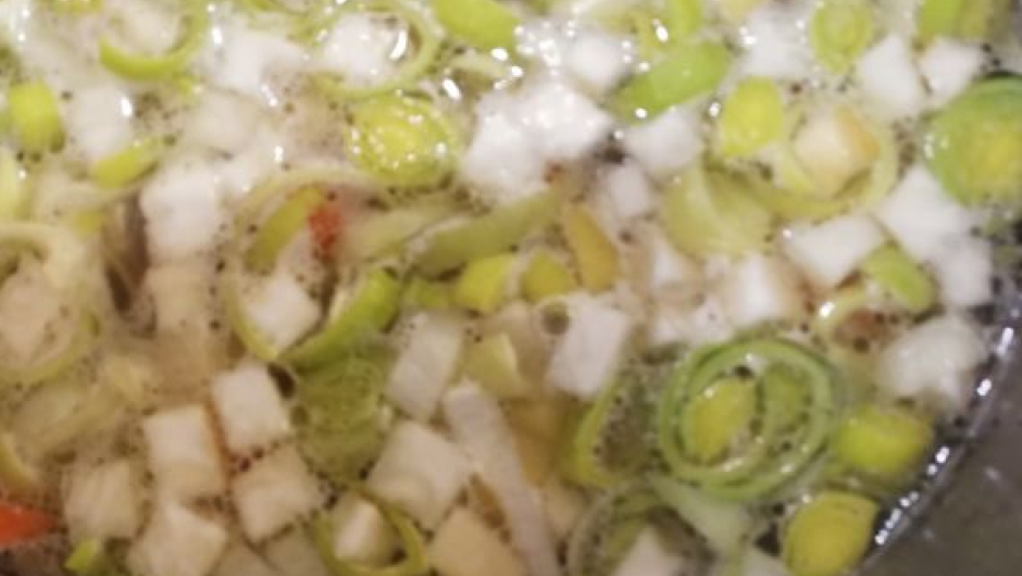 Grønnsaker/poteter kokes i kraften i ca. 20 min. til de er møre Grønnsaker/poteter kokes i ca. 20 min, til de er møre