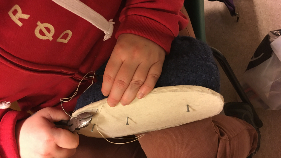 festing av filtsåler til luggen såler feste spiker tungt handmakt Foto: G Skar