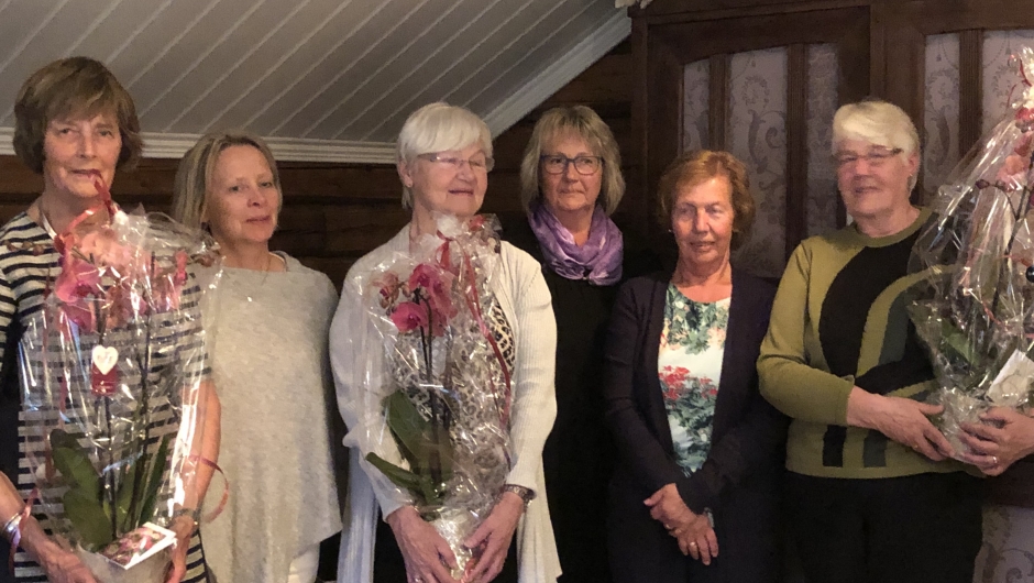 Avtroppende styremedlemmer har fått blomst.