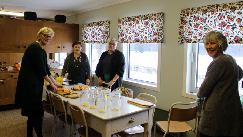 Tanumdamene tidelig igang på kjøkkenet. Kjøkkengjeng Foto: VBK