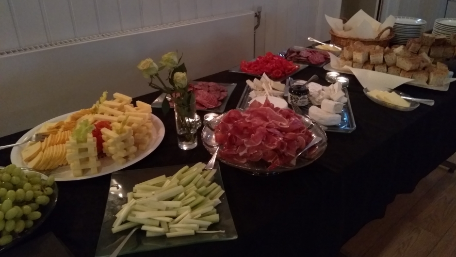 Litt mat hører med Litt mat hører med