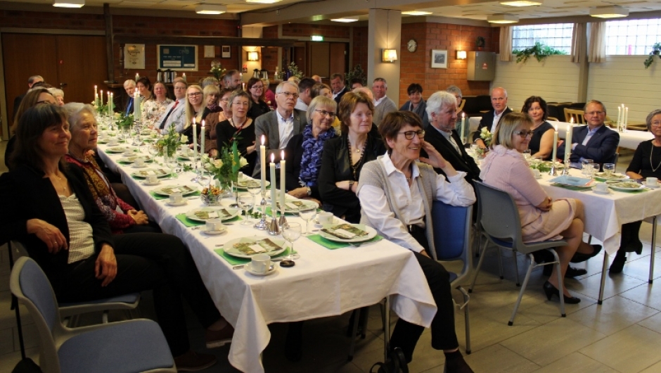 Bodil kan snakke på inn og utpust - så forsamlingen er skjerpa