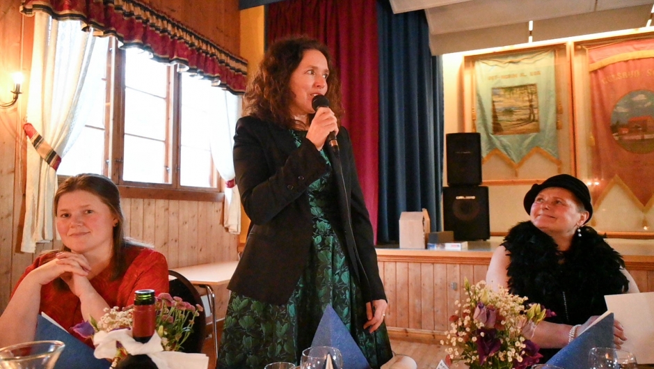 Cathrine Knudsen var toastmaster under jubileumsmiddagen på Fjordvåg lørdag 5. mars. Foto: Boel Kristin Støvern Toastmaster informerer om kveldens program