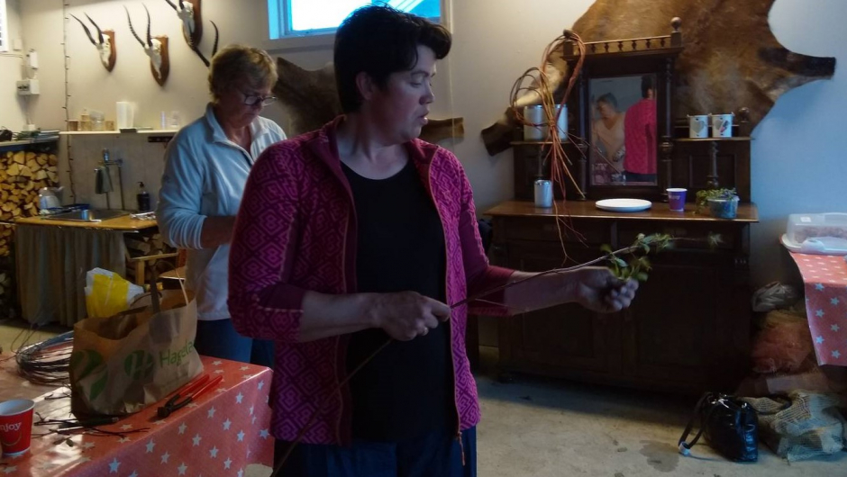 Torill inspiserer kvist Torill inspiserer kvist