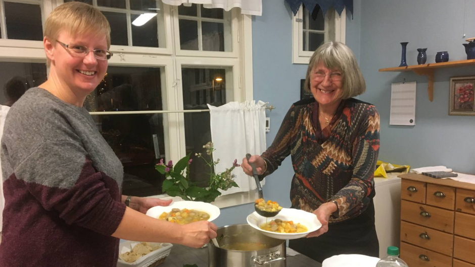 Torunn og Inger Lise serverer suppe Torunn og Inger Lise serverer suppe