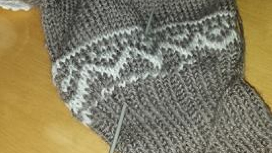 Tove Mosti Berg. Akkurat inne for kaffepause i kalvinga, og da må strikketøyet frem. Tove Mosti Berg. Akkurat inne for kaffepause i kalvinga, og da må strikketøyet frem.