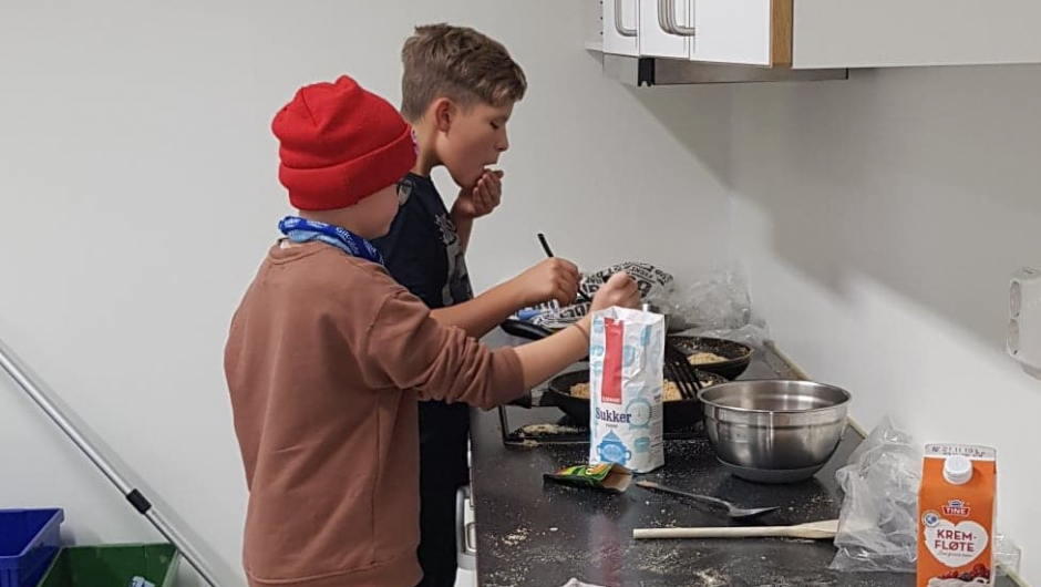 Gutta igang med kavring til "Tilslørte bondepiker"