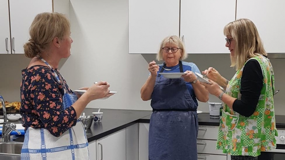 Våre flinke kurshalderar smakar på suppa